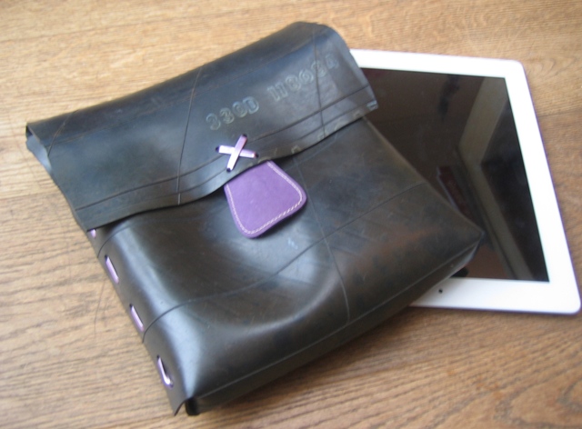 Vervoer je iPad in deze originele tas van recycled rubberband.